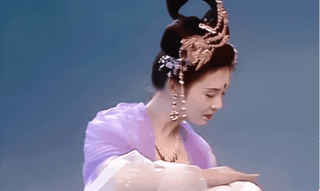 10 nàng Hằng Nga đẹp nhất Trung Quốc: Địch Lệ Nhiệt Ba xếp sau Trịnh Sảng, hạng 1 trời sinh để làm tiên nữ