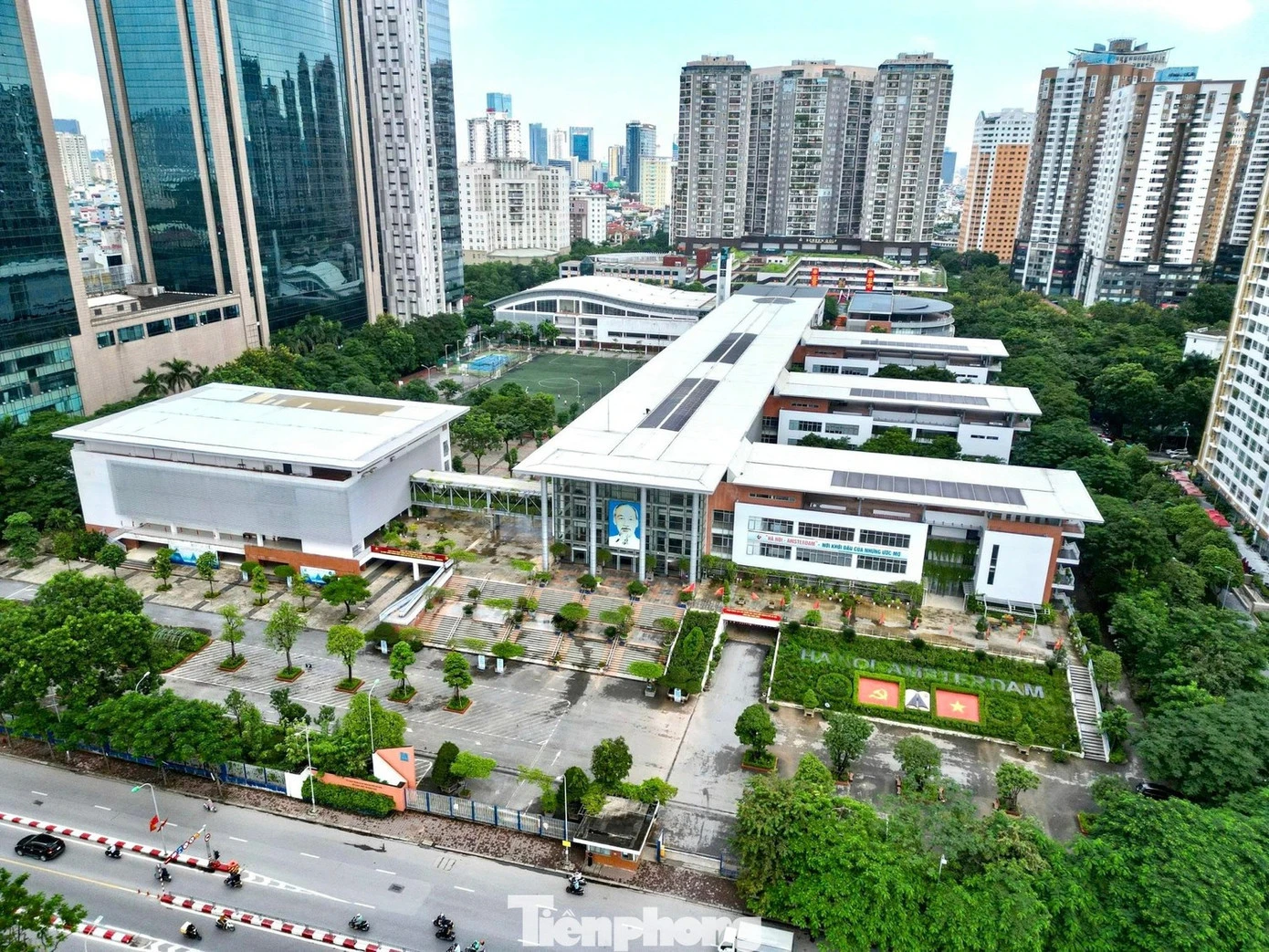 Trường chuyên Amsterdam vừa cải tạo đã thấm dột, rơi đá ốp: Chủ đầu tư nói gì?