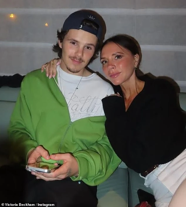 Con trai Beckham bị mời ra khỏi quán ăn vì... thẻ không đủ tiền