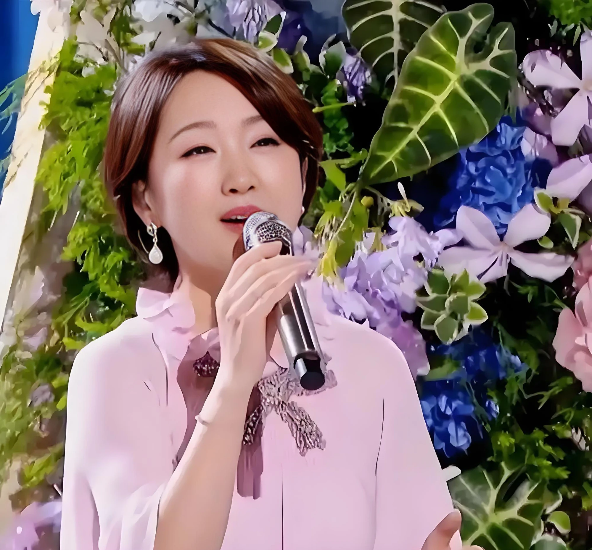 Nhan sắc khiến cả showbiz mê mẩn: Nhìn trạng thái của người đẹp 54 tuổi thế này thì còn ai sợ tuổi trung niên nữa chứ