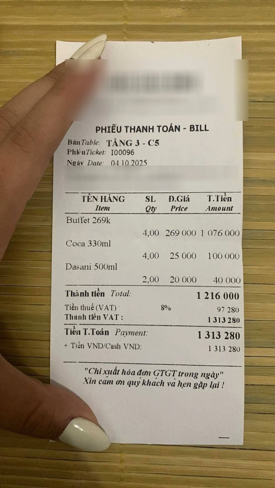 “Ăn nước bọt với nước rác ngon không?”: Khách sốc vì bài đăng của nhân viên quán nướng Hà Nội sau mâu thuẫn