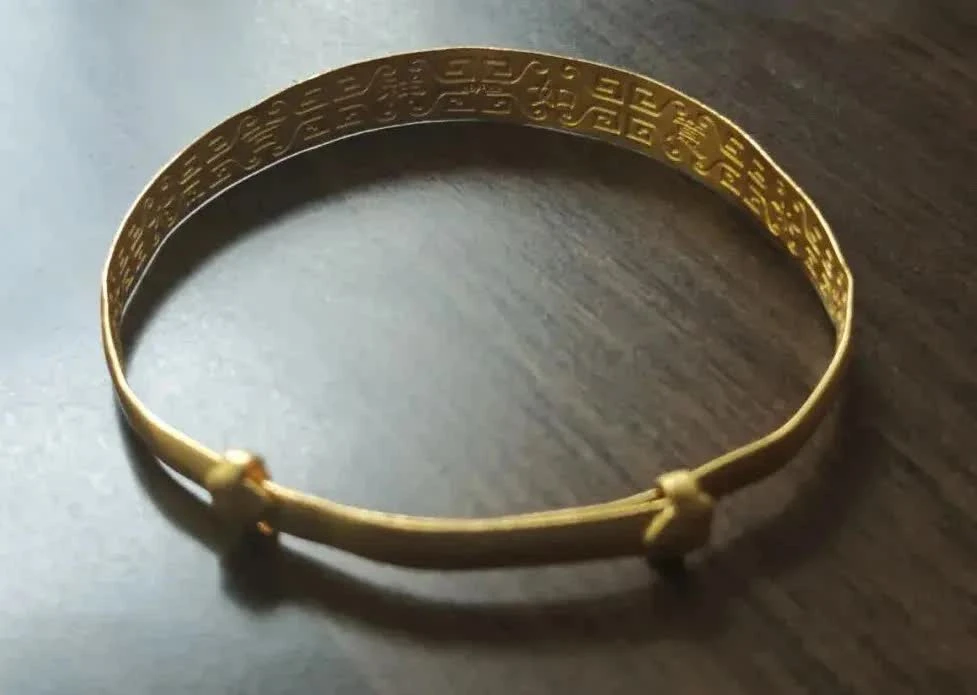 Rửa vòng vàng cho sạch, cân lên 