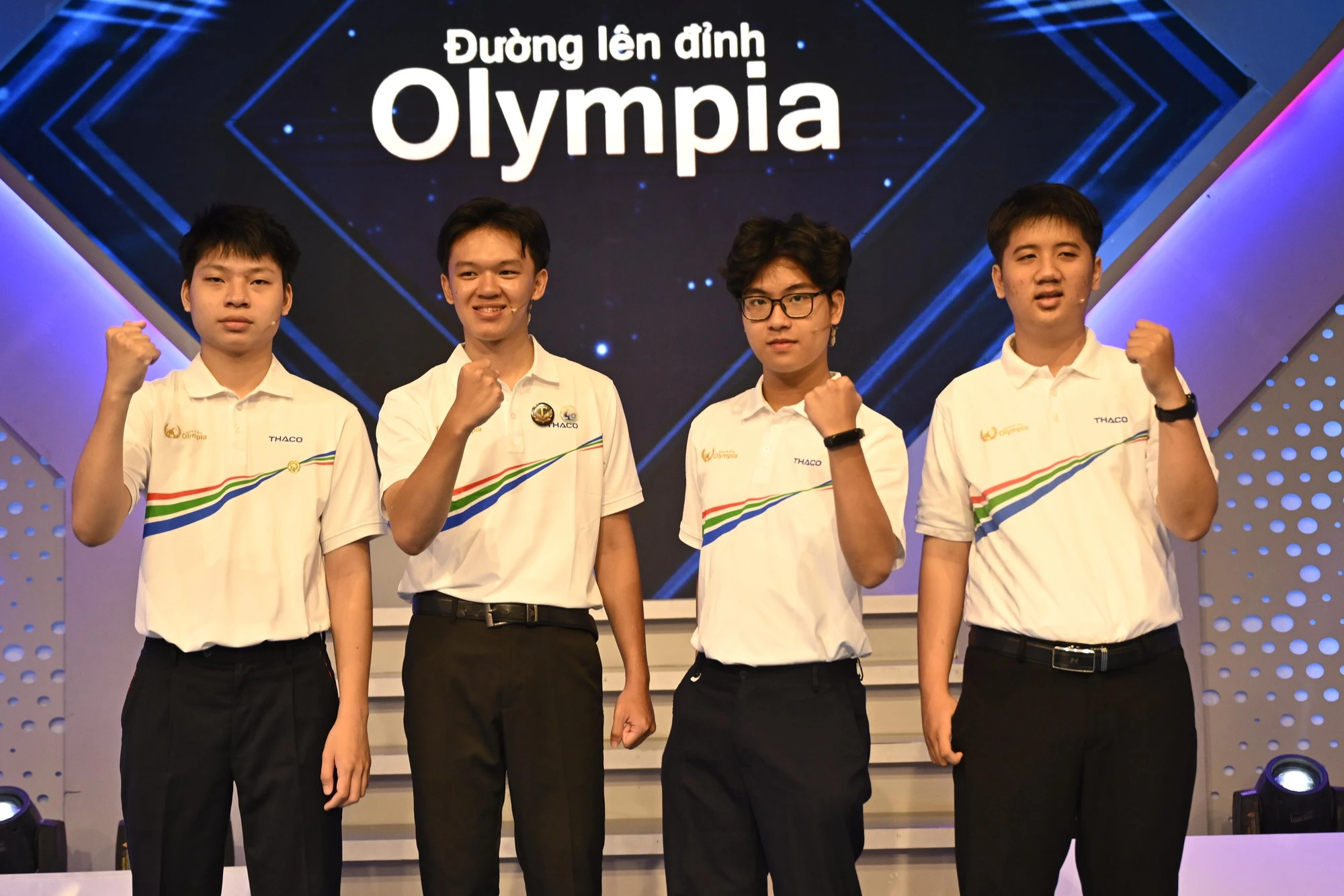 Hóa ra đây là món quà đặc biệt Quán quân Olympia 2025 tặng 3 