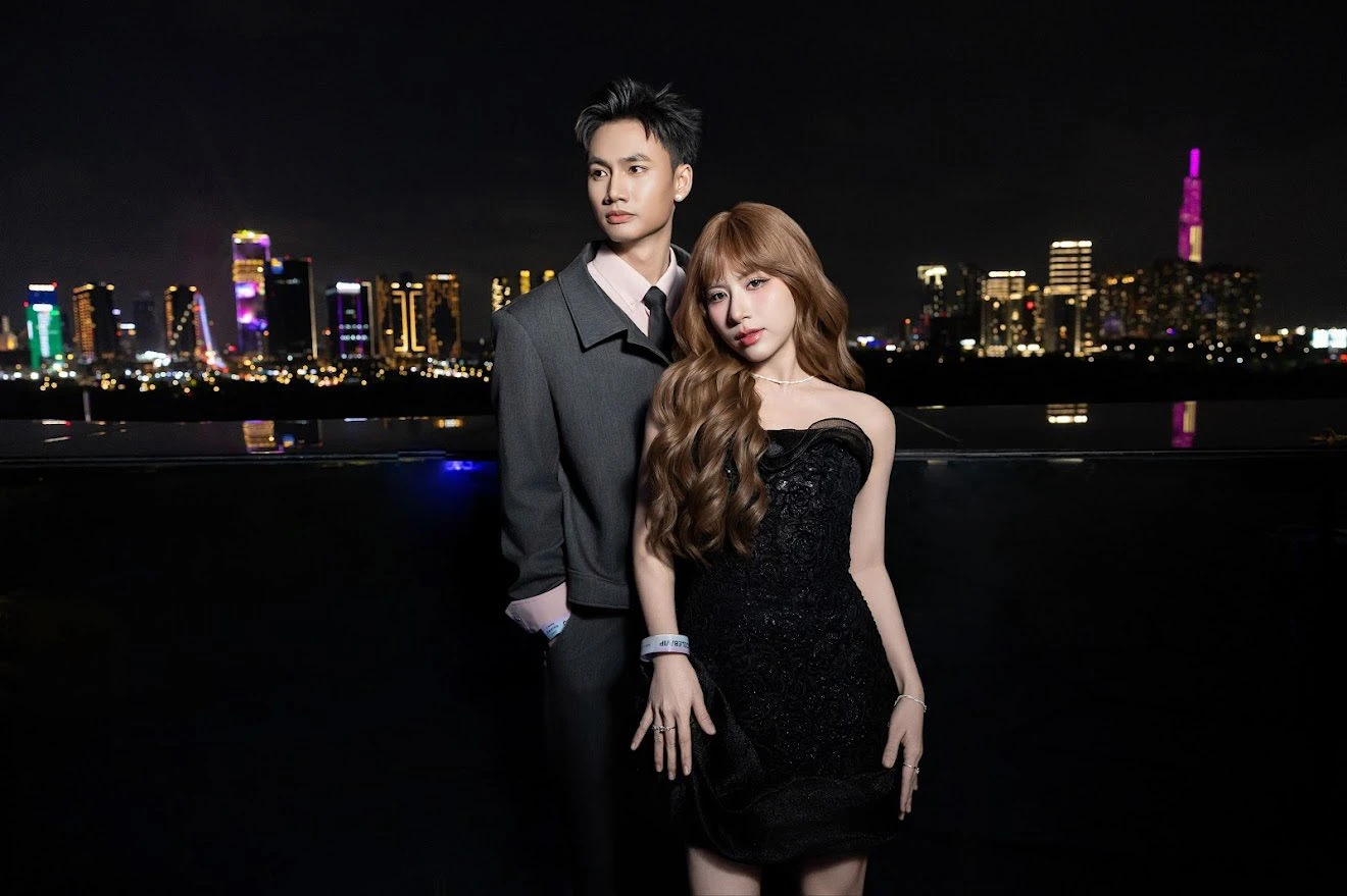 Bắt gặp cặp đôi Vbiz ngầm công khai tình cảm trước hàng trăm người, bảo sao bị đồn hẹn hò suốt 2 năm không dám cãi