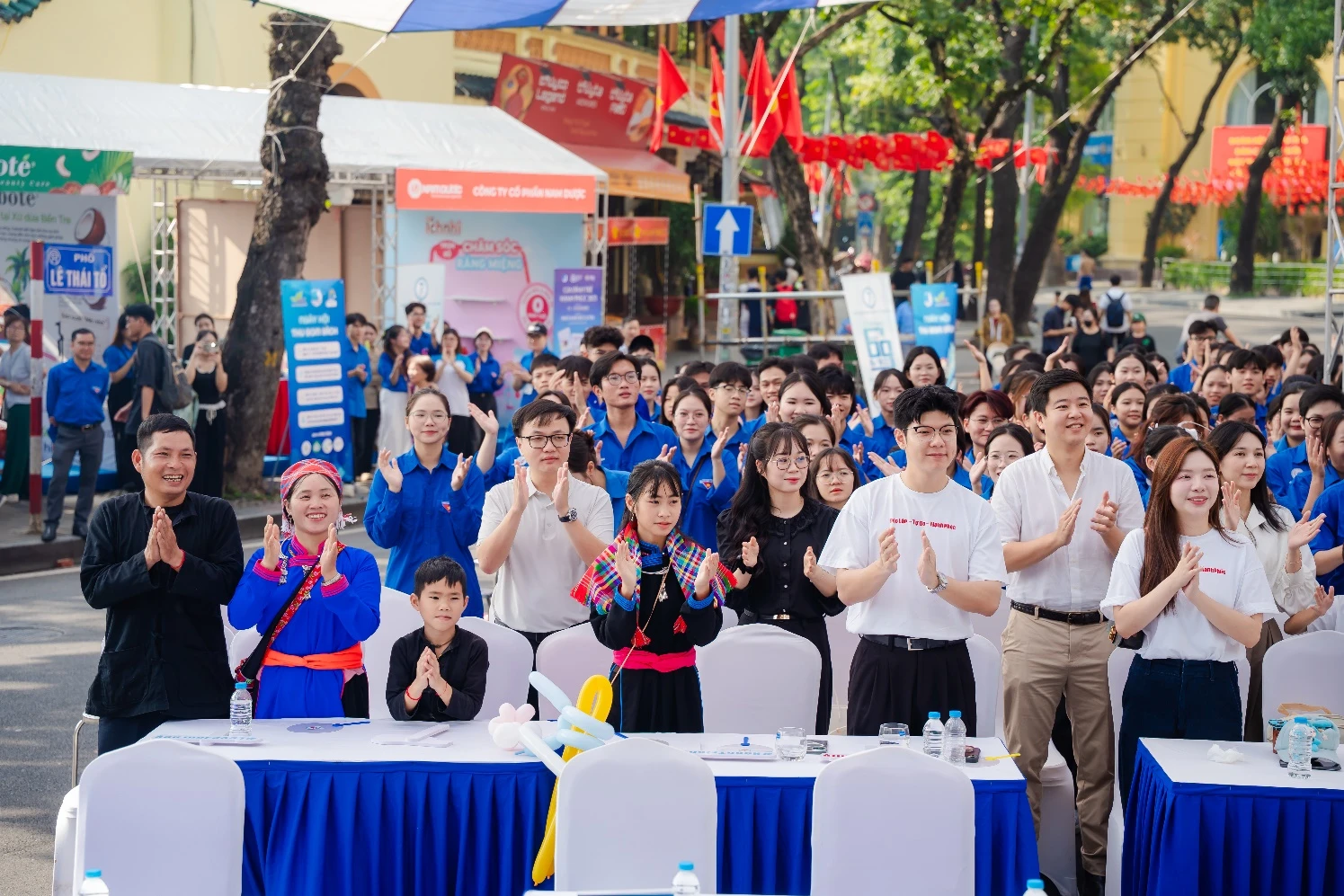 Ngày hội “Gia đình trẻ hạnh phúc 2025” khai mạc tại Hồ Gươm