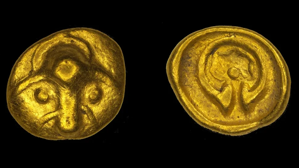 Dò kim loại trên cánh đồng, người đàn ông tìm thấy kho báu quý giá