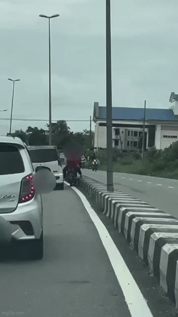 Tài xế ô tô đâm vào xe máy đang đỗ ở lề phải, phản ứng của đối phương khiến người xem phải sững sờ