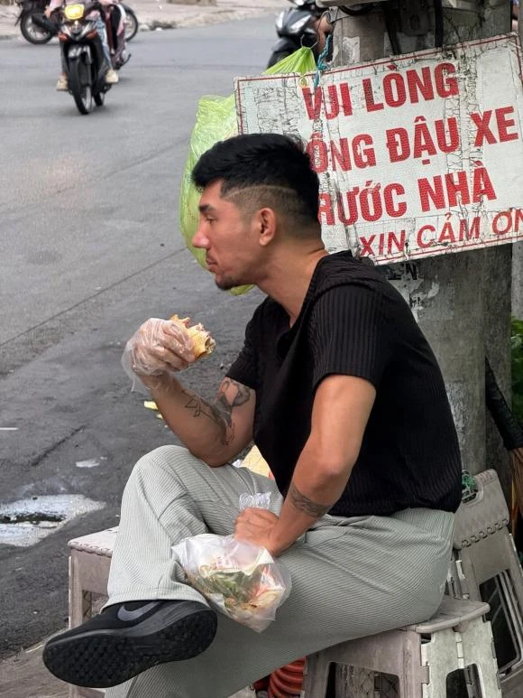 Lương Bằng Quang thất thần ngồi ăn bánh mì sau khi Ngân 98 bị bắt?