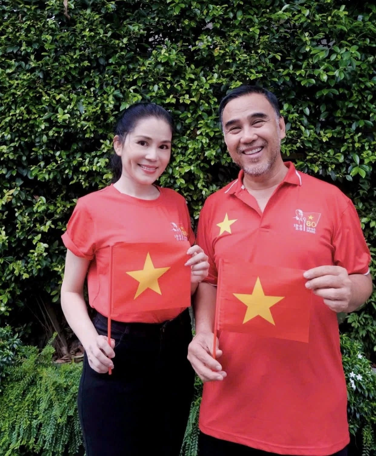 Quyền Linh lấy vợ doanh nhân giàu có nhưng không ngủ chung giường, cứ tối lại xuống đất nằm?