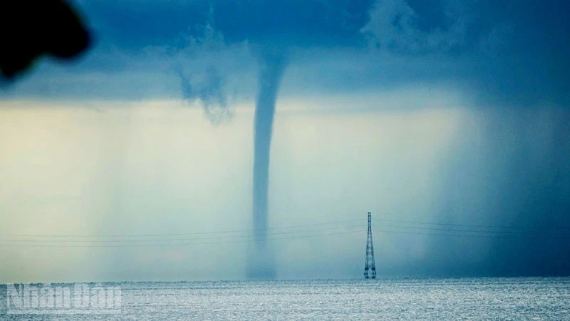 Hãi hùng cảnh vòi rồng khổng lồ xuất hiện ở vùng biển Phú Quốc