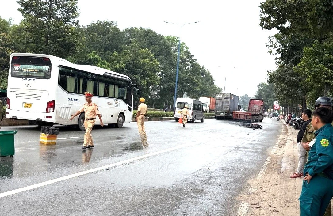 Người phụ nữ tử vong dưới bánh xe đầu kéo container trên đường đi thăm con