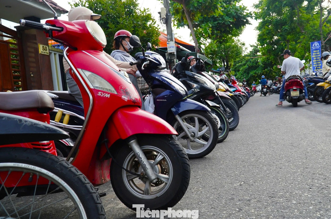 Phụ huynh xếp xe thẳng như căng chỉ trước trường học Đà Nẵng