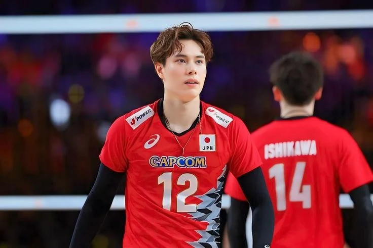 Nam thần bóng chuyền Nhật Bản bị tóm dính đã có bạn gái vẫn qua đêm với nữ diễn viên phim 18+