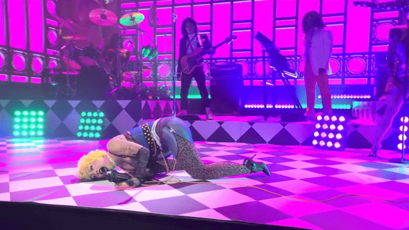 Nữ ca sĩ 6 tỷ view quằn quại ngạt thở trên sân khấu