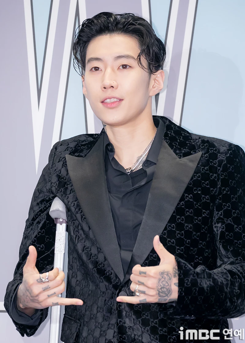 “Đòn trừng phạt” với ca sĩ J hát ca từ phản cảm