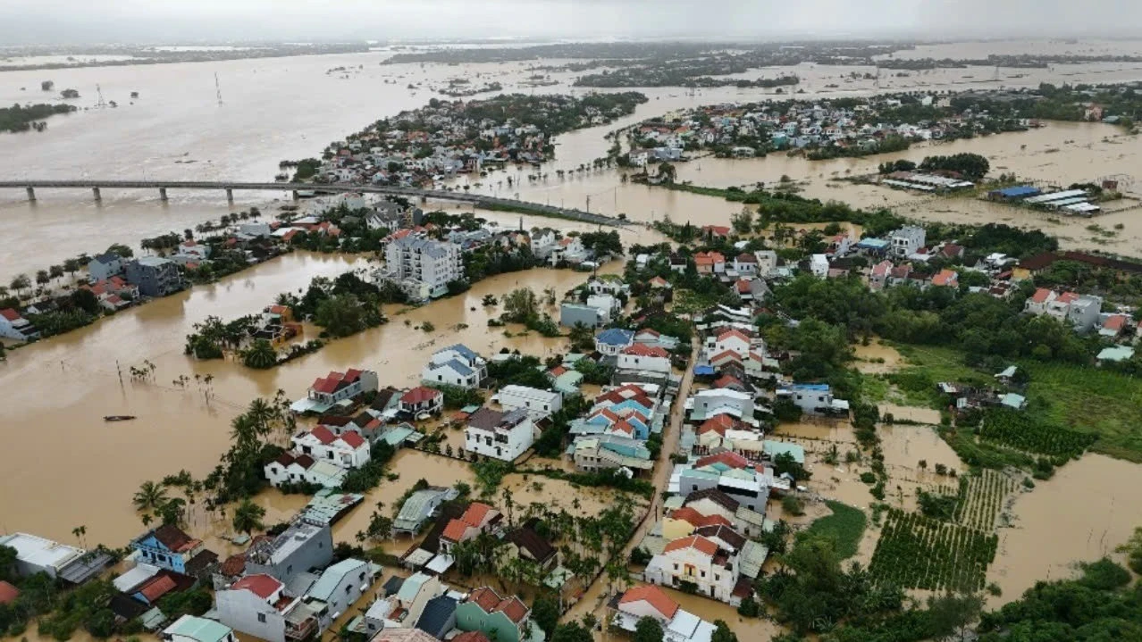 Nước lũ nhấn chìm hơn 66.800 nhà dân ở Đà Nẵng, mưa lớn chưa có dấu hiệu giảm