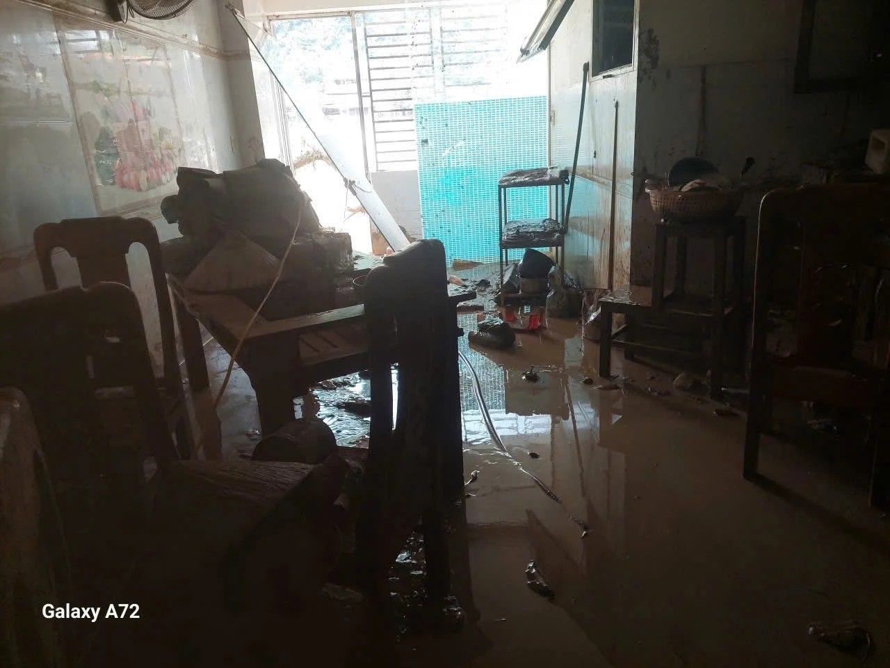 Nhà 1 Hoa hậu Việt tan hoang sau lũ quét, xem cận khung cảnh mới kinh hoàng