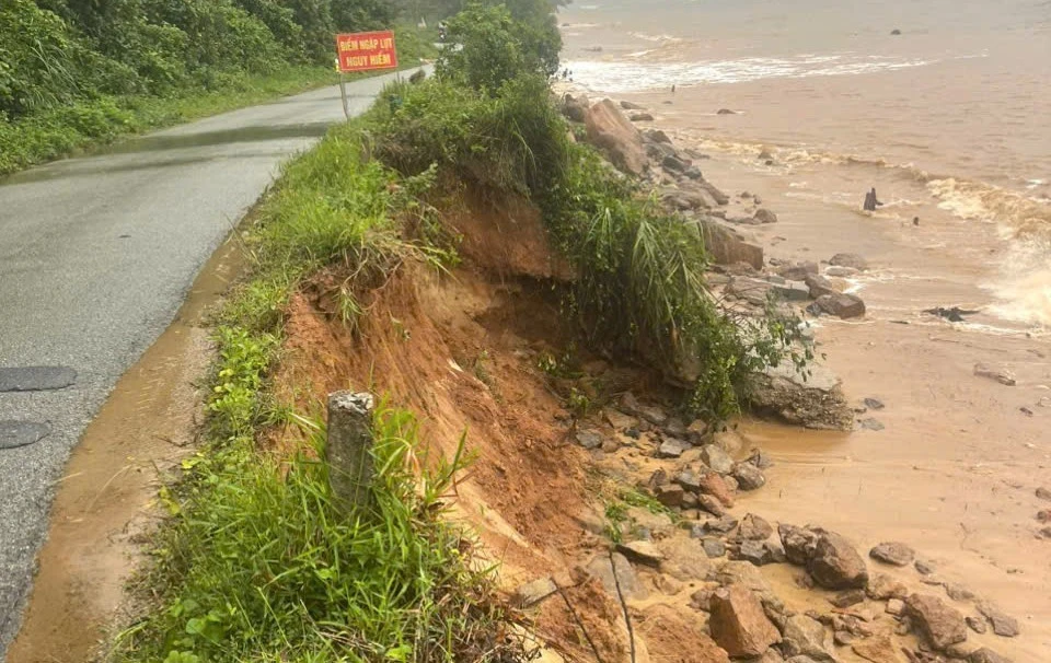 Công bố tình huống khẩn cấp sạt lở bờ biển tại Huế sau bão