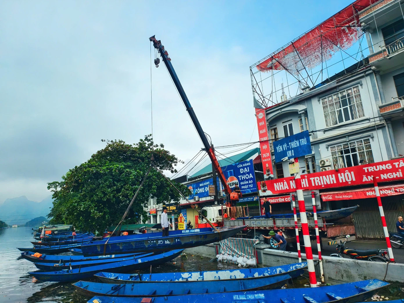100 thuyền, xuồng từ Chùa Hương tiến về vùng lũ trợ giúp người dân Thái Nguyên, Bắc Ninh