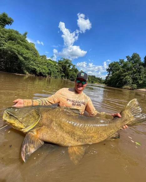 Người đàn ông câu được con cá da trơn 