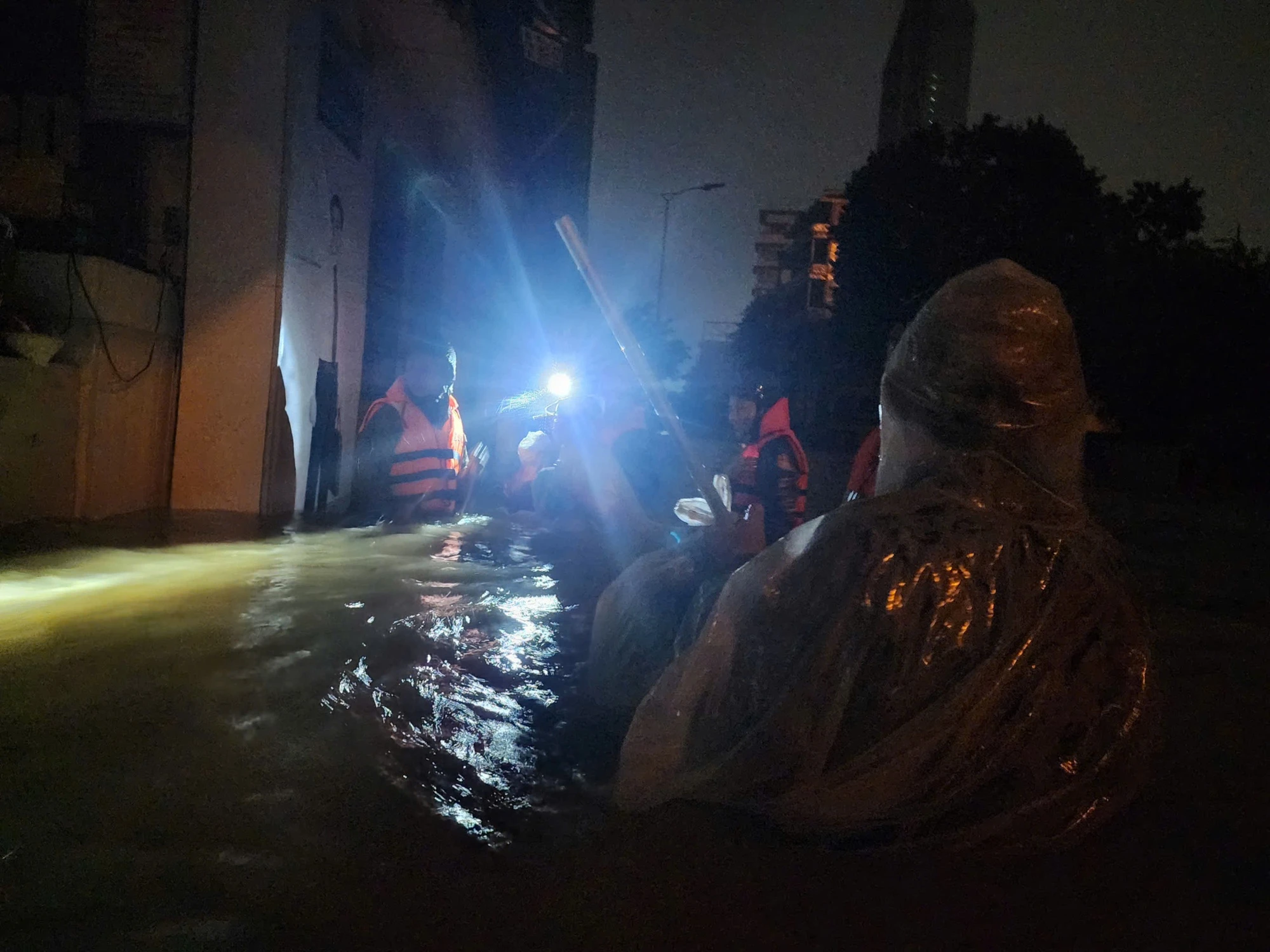 Mỗi giờ lũ xuống 6 cm, hàng ngàn ngôi nhà ở Huế vẫn ngập sâu