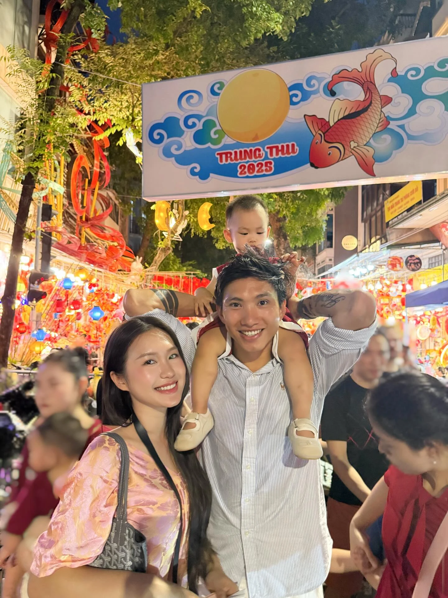 Doãn Hải My cùng Đoàn Văn Hậu đưa quý tử đi chơi Trung thu, visual 