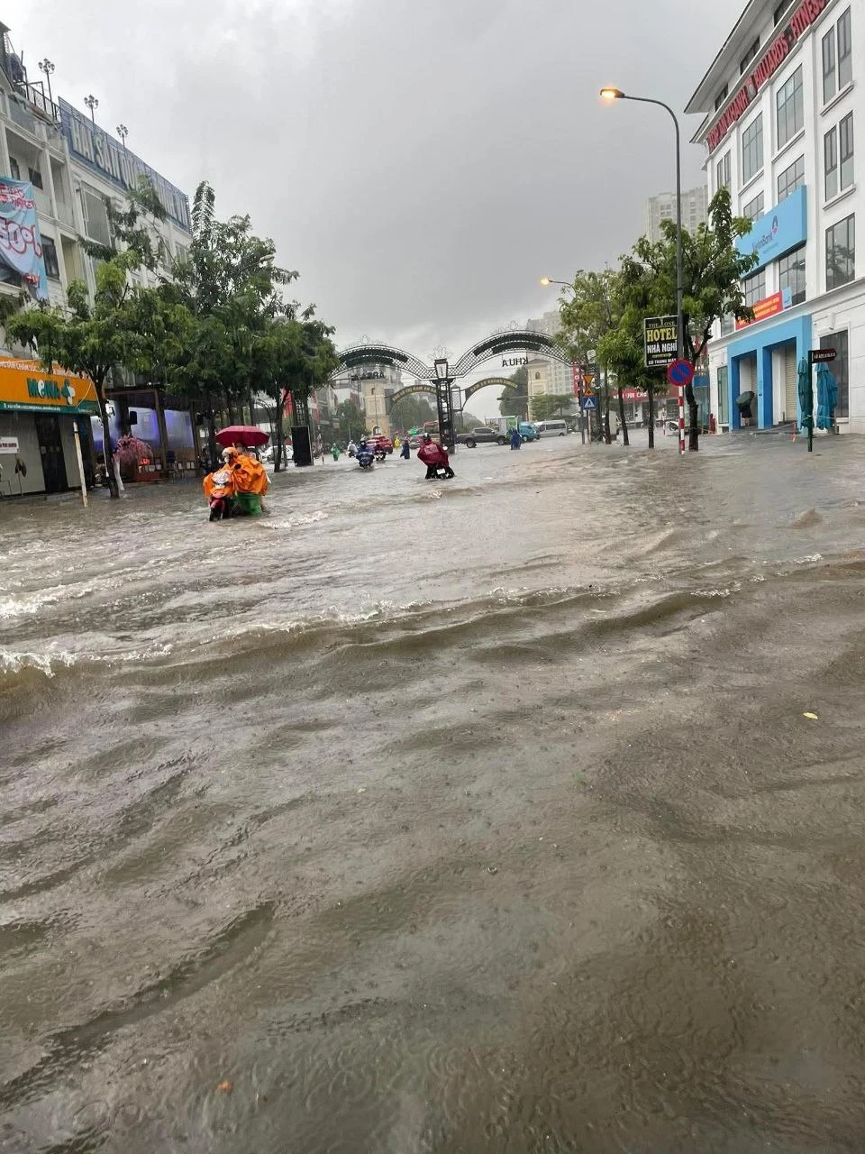 Buổi tối kinh hoàng không thể quên với các bà mẹ: Đường tắc, mưa như trút, sét đánh ngang đầu... con thì chưa đón được