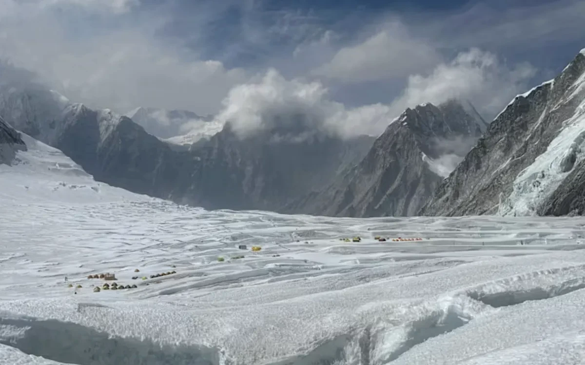 Gần 1.000 người mắc kẹt ở Tây Tạng (Trung Quốc) do bão tuyết dữ dội