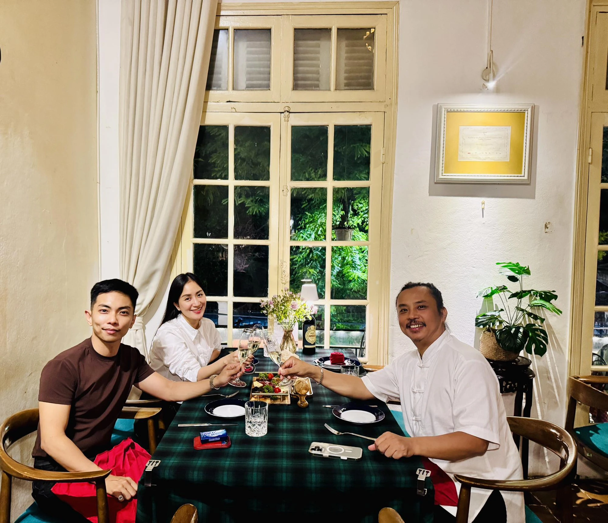 Vì sao Phan Hiển cực thân với Chí Anh - tình cũ của Khánh Thi?