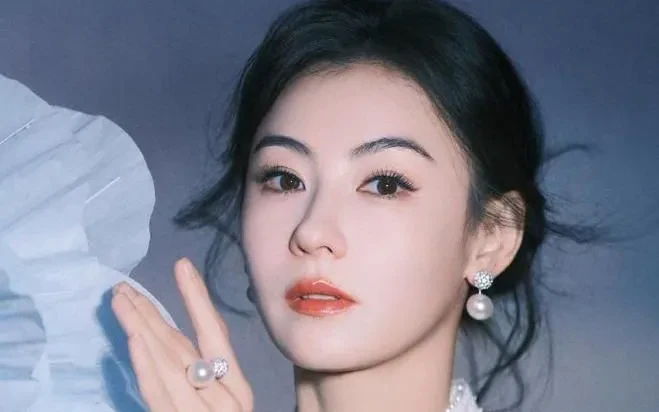 Trương Bá Chi tiết lộ bị di truyền khiếm thính