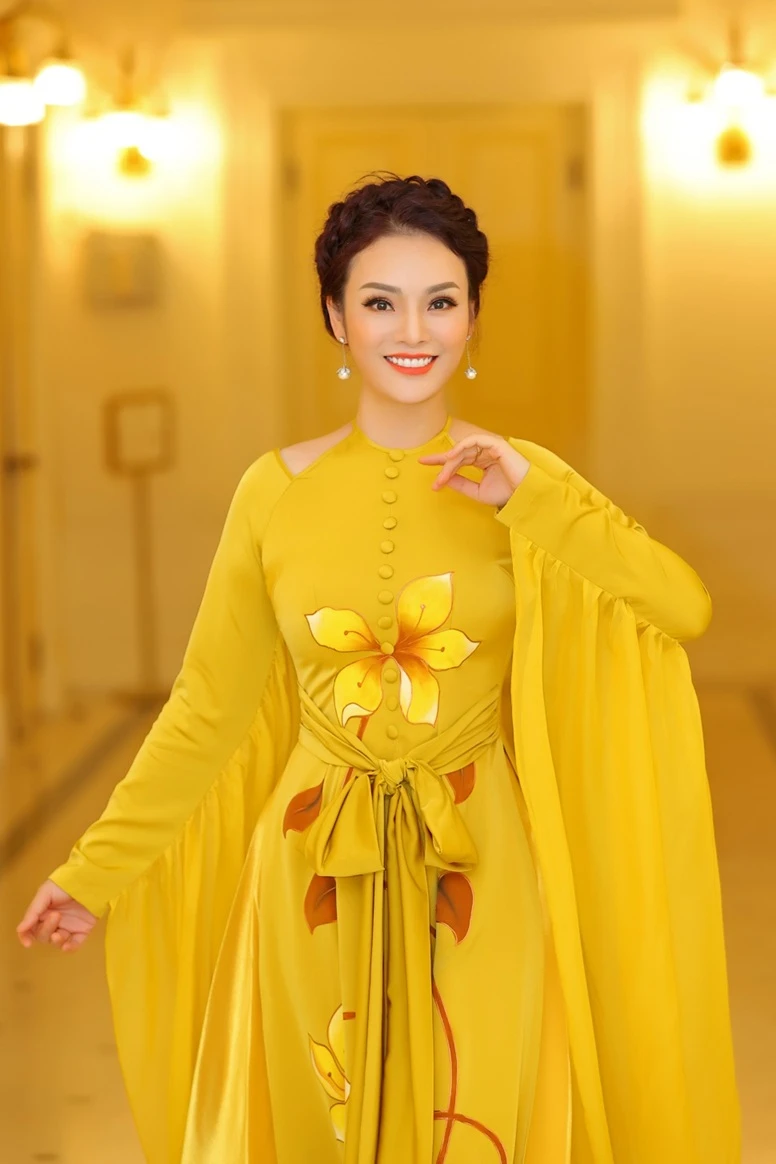 Nữ ca sĩ là lãnh đạo có học vị tiến sĩ, lấy chồng hai là Viện trưởng