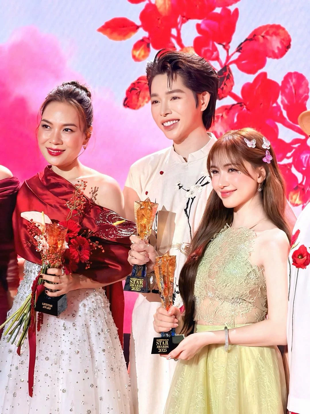 Hòa Minzy viết gì mà phải sửa gấp sau 3 phút đăng hình với Mỹ Tâm