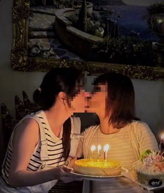 Nhan sắc tuổi 50 của nữ NSND vừa công khai hôn môi 