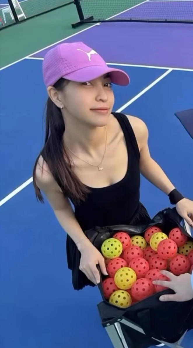 Visual trắng phát sáng gây xôn xao trên sân pickleball của Nhật Lê - “mối tình năm 17 tuổi” hot nhất làng bóng đá Việt