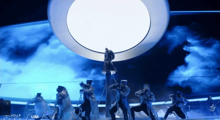 Lisa xuống phong độ tại Coachella tuần 2, loạt sự cố gây thót tim!