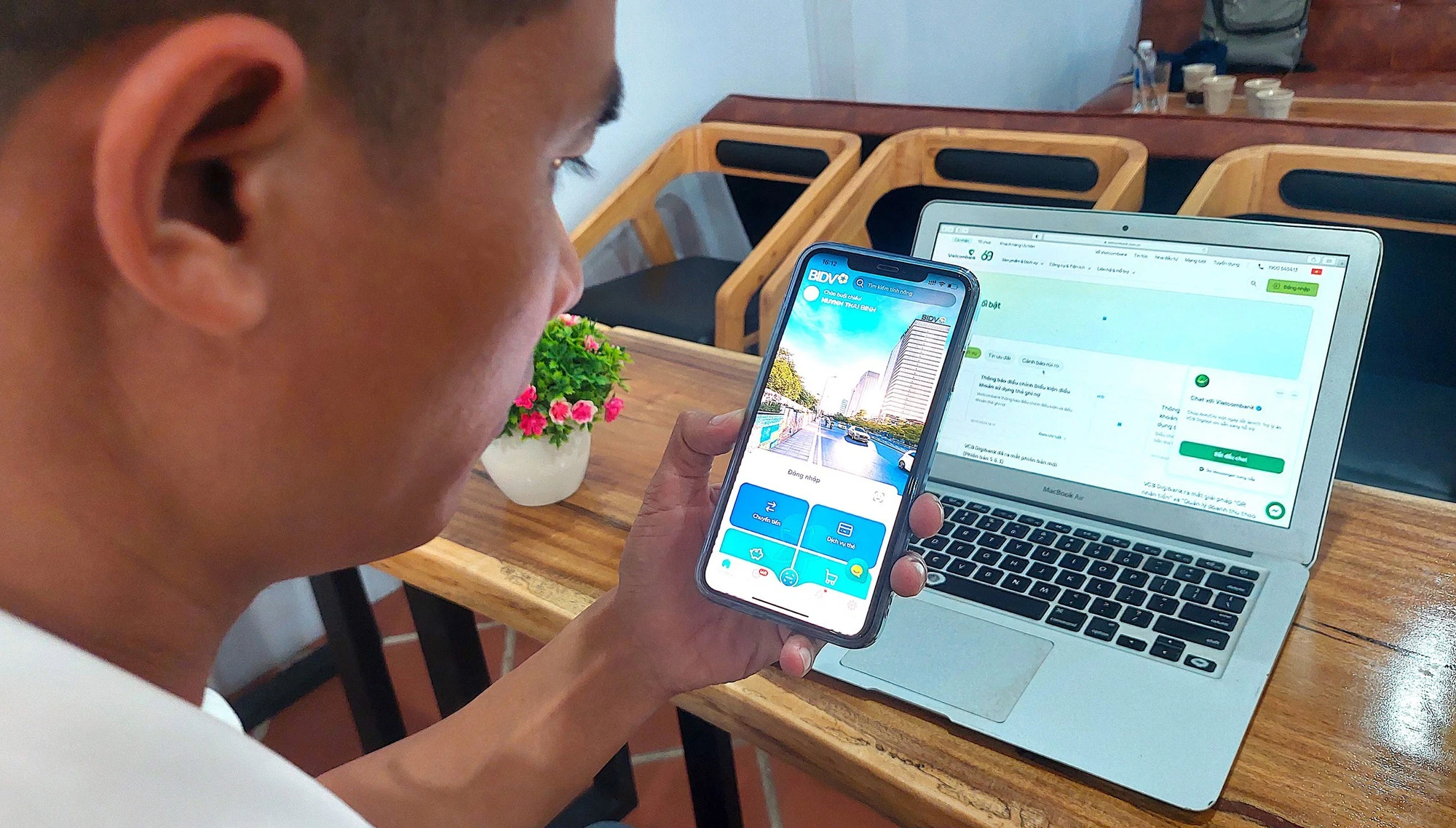 Bất ngờ phát hiện tài khoản có thêm 1,7 tỷ đồng, người đàn ông nhanh chóng báo cảnh sát: Hoá ra trên đời có sự trùng hợp đến khó tin