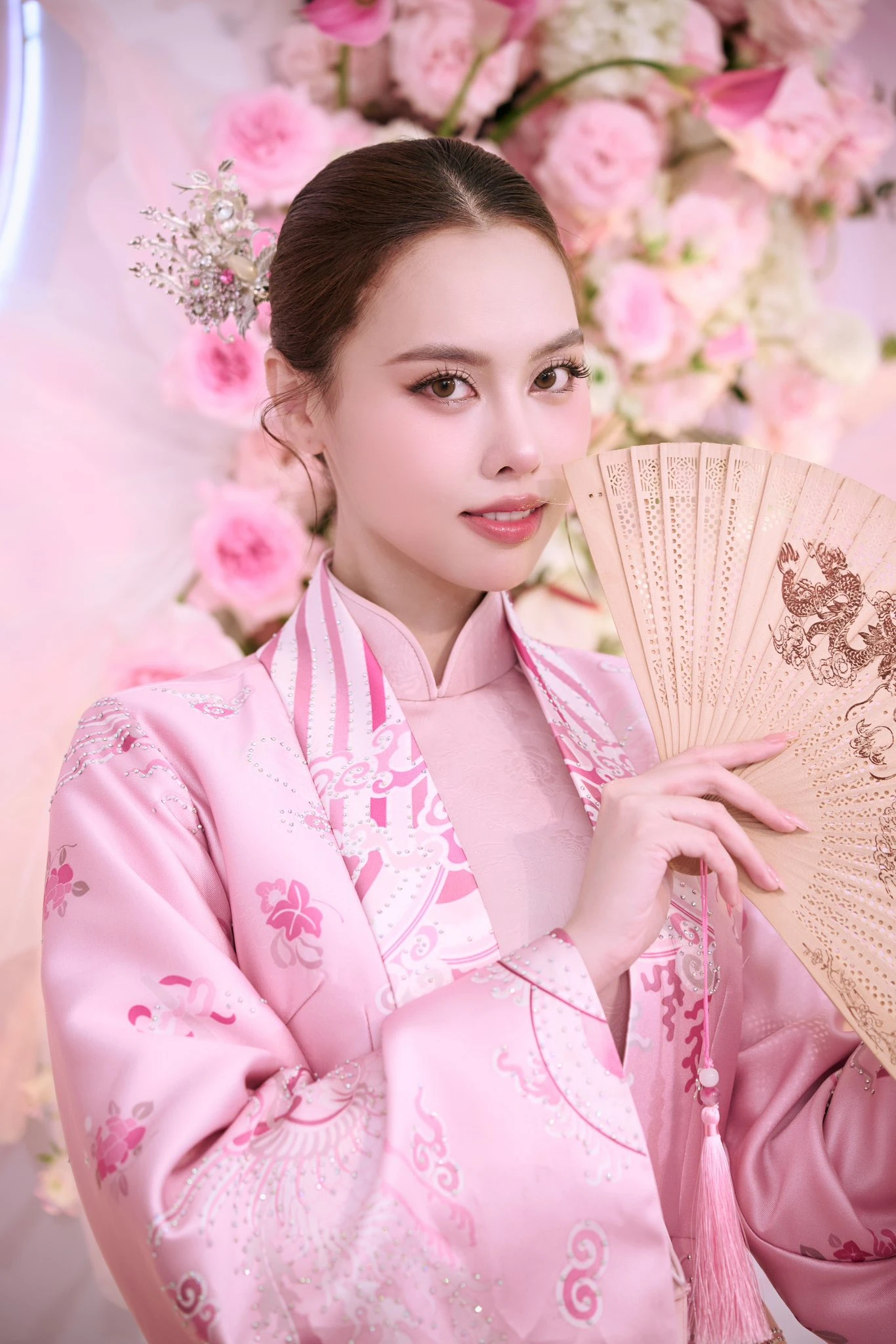 HOT: Á hậu Vbiz công khai chồng doanh nhân trong lễ ăn hỏi bí mật, vàng sính lễ trĩu cổ gây choáng!