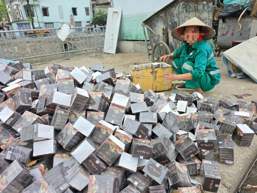 Số lượng lớn thực phẩm chức năng vứt tràn lan tại phố Nguyễn Lân, Hà Nội