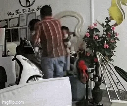 Phẫn nộ clip vợ bế con nhỏ bị chồng đánh dã man, chửi bới 