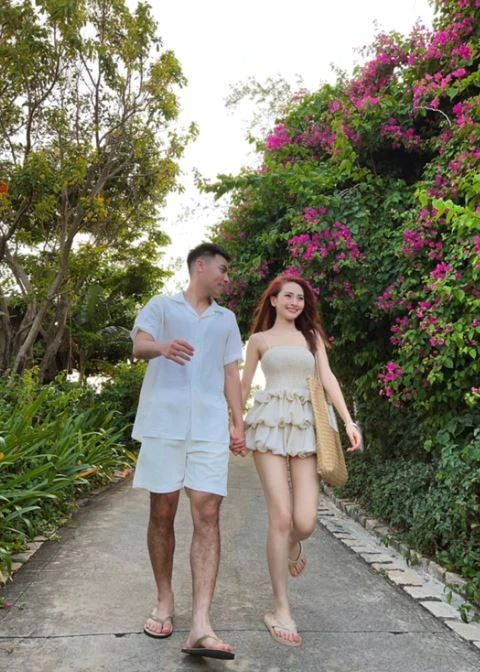 Giữa tin đồn rạn nứt, MC Huyền Trang Mù Tạt tung ảnh tình tứ đi du lịch cùng bạn trai cầu thủ, chặn đứng gièm pha