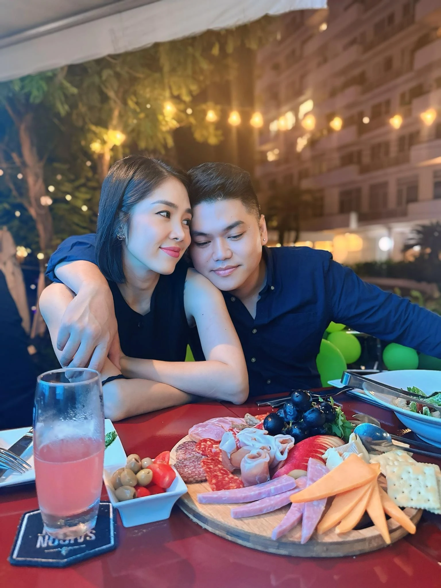 Lê Phương chia sẻ hình ảnh bên cạnh ông xã Trung Kiên, nói về điều đặc biệt sau 8 năm