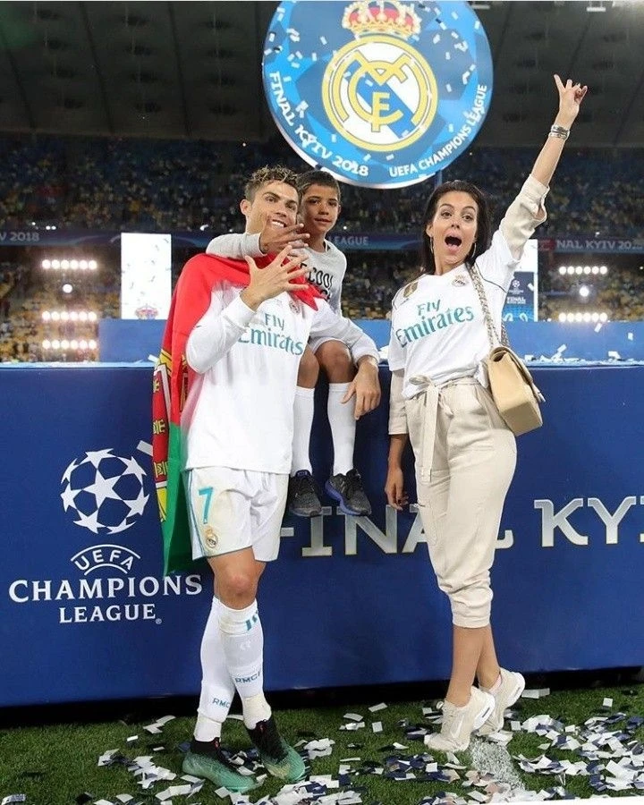 Tại sao bạn gái Georgina nhất quyết không mặc váy khi xem Ronaldo thi đấu?