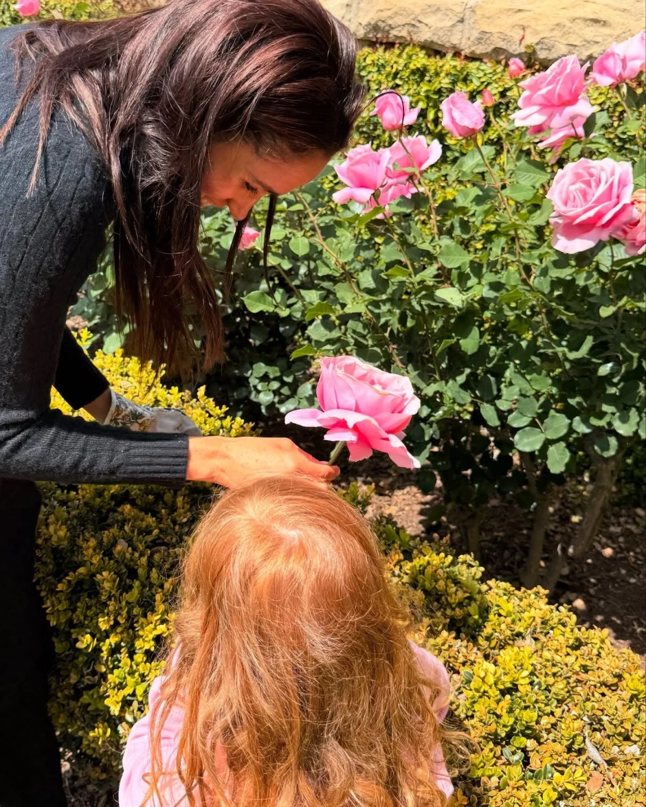 Meghan khoe ảnh mới của Hoàng tử Archie và Công chúa Lilibet cùng mái tóc đỏ tuyệt đẹp