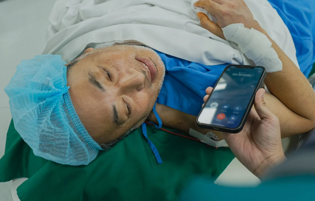 Tình trạng của đạo diễn Nguyễn Quang Dũng sau khi bị nhồi máu cơ tim, nhập viện phẫu thuật gấp