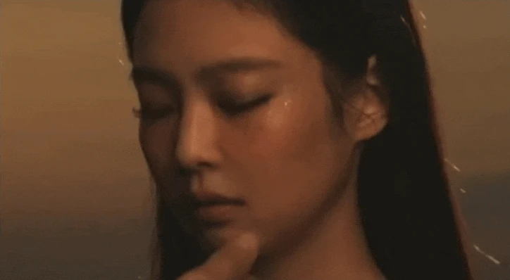 Jennie ôm khư khư người đàn ông, fan “tá hỏa” khi biết một sự thật