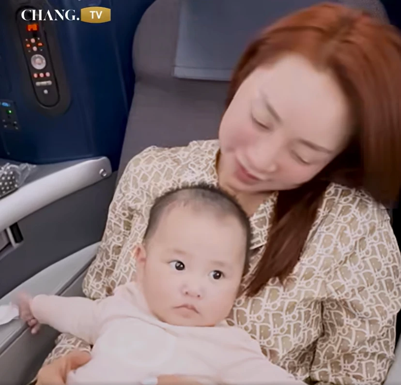 Cặp vợ chồng giàu nức tiếng Vbiz đi du hí Nhật Bản: Mang hẳn 10 vali hành lý, có ê-kíp hộ tống chụp hình