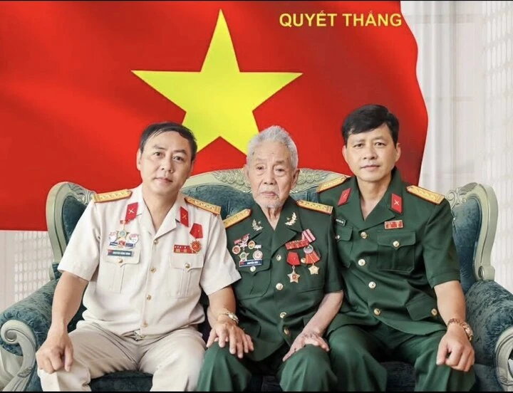 Nữ ca sĩ đình đám lần đầu hé lộ gia đình có 3 người mang quân hàm Đại tá