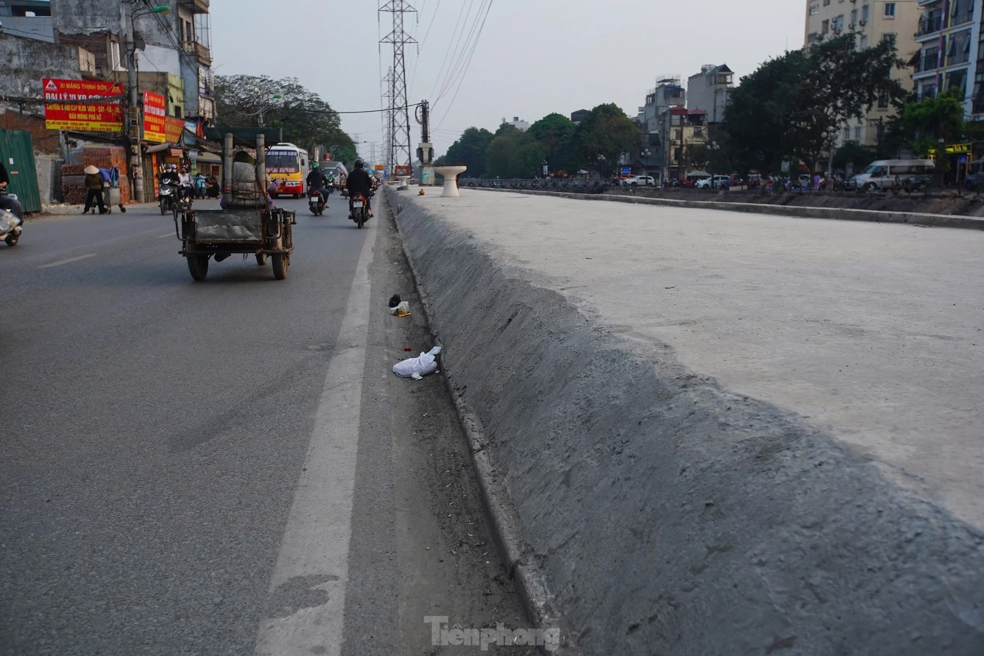 Hà Nội: Vỉa hè đường Tam Trinh mới đổ bê tông đã bị vỡ nát