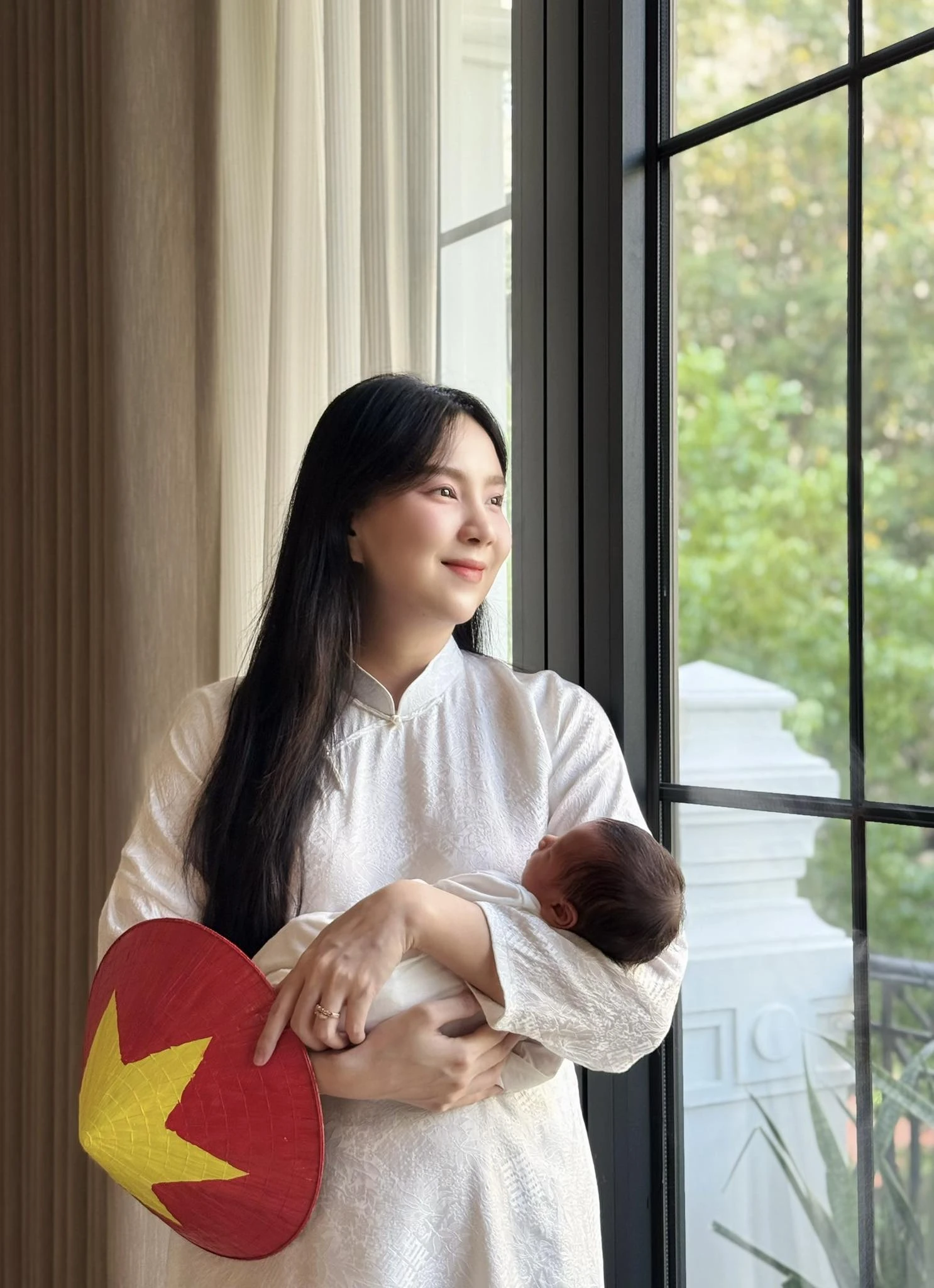 Mai Ngọc và con trai 10 ngày tuổi kỷ niệm 30/4 đầu đời bằng khoảnh khắc đặc biệt