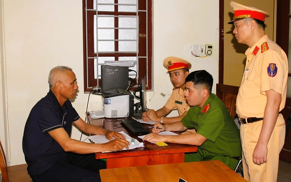 Tạm giữ hình sự người điều khiển xe 3 gác tự chế khiến 2 người thương vong